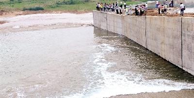 丹江水昨夜抵達(dá)平頂山水庫 村民歡呼留下熱淚